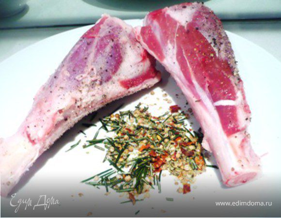 Семена кориандра, чили и розмарин размять в ступке.  Добавить майоран или орегано.
Натереть этой смесью голени.  
