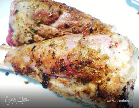 Посыпать голени мукой и обжарить  в кастрюле с тольстым дном (кассероль) до коричневой корочки. Достать.