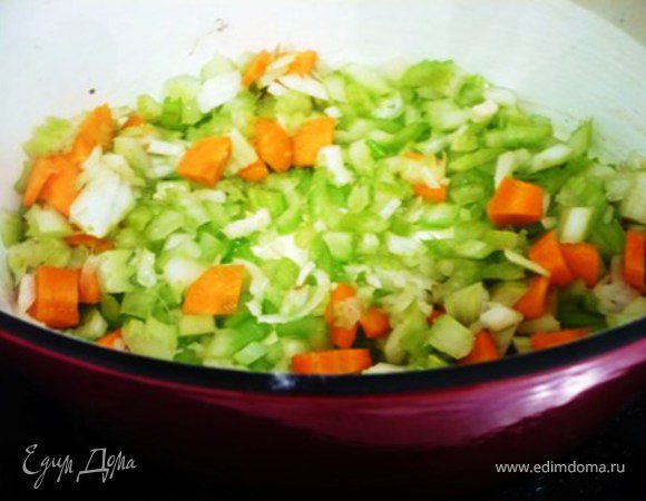 В той же кастрюле (только удалите остатки маринада и добавьте свежее масло) с шепоткой соли потушить до мягкости чеснок, морковь, сельдерей и лук.
