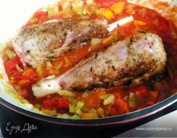 Добавить уксус. Потушить 1 минуту. Добавить вино. Потушить 2 минуты.Добавить анчоусы, помидоры и мясо. Довести до кипения. Накрыть крышкой и готовить в разогретой до 180 С духовке 1 ½ часа. 
