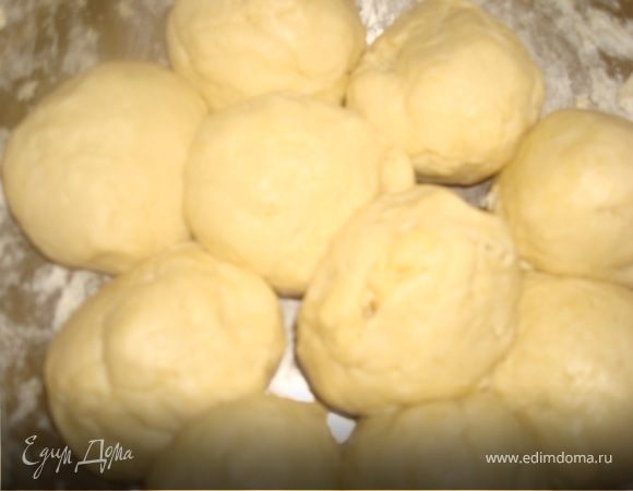 Муку высыпаем на рабочую поверхность. На муку на крупной терке натираем охлажденный маргарин.ОЧЕНЬ тщательно перемеиваем - перетираем муку с маргарином. После того как перетрем - смешиваем в отдельной посуде воду, яйцо и уксус, и вливаем в нашу муку... Вымешиваем тесто, делим на равные части (у меня получилось 10 комочков), при необходимости добавляем муку - все очень индивидуально.....Муки может не хватить. Комочки на 30 (не менее) минут в холодильник (не в морозильник!!) 
После посыпаем мукой рабочую поверхность, и раскатываем тонкий лист, выкладываем скалкой напротвиньсмазанныймаслом,и посыпанныймукой,вырезам на протвине нужную форму, линее не снимаем - оставляем печься вместе - потом пойдет на крошку, и выпекаем в духовке на 180 градусов - около 10 минут (может меньше).