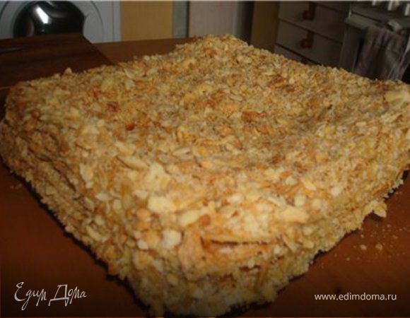 КРЕМ: 
Взбиваем яйца, Добавляем сахар, продолжая взбивать.(я все делала венчиком, не миксером и не блендером, но можно ими) 
Добавляем молоко, тщательно все вымешиваем. Отдельно, в небольшом количестве молочка смешиваем крахмал. Ставим яично - молочную смесь на средний огонь, и не переставая взбиваем венчиком. Когда закимит - добавляем крахмал размеанный в молочке, быстро размеиваем, и снимаем с огня. Даем остыть, в остывшую смесь вбиваем размягченное сливочное масло (я слегка "подогрела" его в микроволновке), всю смесь тщательно вымешиваем. Смесь должна получиться загустевшей... 
На остывшие коржи выкладываем крем, слой за слоем... Оставшиеся обрезки разкрошим и посыпем сверху на наш тортег. Приятного аппетита