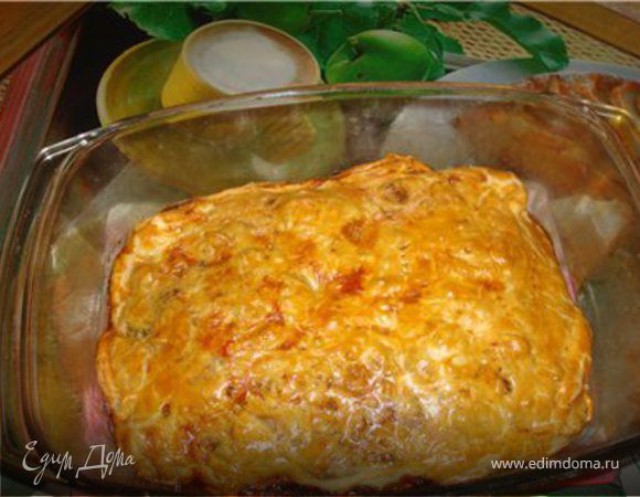 Нарезаем полукольцами лук, грибы, яблоки. Картофель кольцами. Курочку не большими кусочками. 
В раст. масле обжариваем лук, когда лук подрумянется - добавим к нему яблоко, и через пару минут грибы. Солим, перчим. 
В отдельной сковороде обжариваем ккурочку, с картофелем. Тесто раскатаем, выкладываем на дно формы, в которой будем готовить. Смазываем тесто сливочным маслицем. (растопленным, не обильно!) и выкладываем сначала курочку, а затем и грибочки с яблоком. добавим немного жидкости (самую малость, что б не получилось сухим наше жаркое). И закрываем тестом. По накалываем вилочкой в нескольких местах наш "пирог", смазываем яйцом. И в духовочку. Сначала на малый огонь - что б все хорошенько прогрелось - затем не много увеличим. 
Минут 40- и наше жаркое готово. Bon appetit!!!