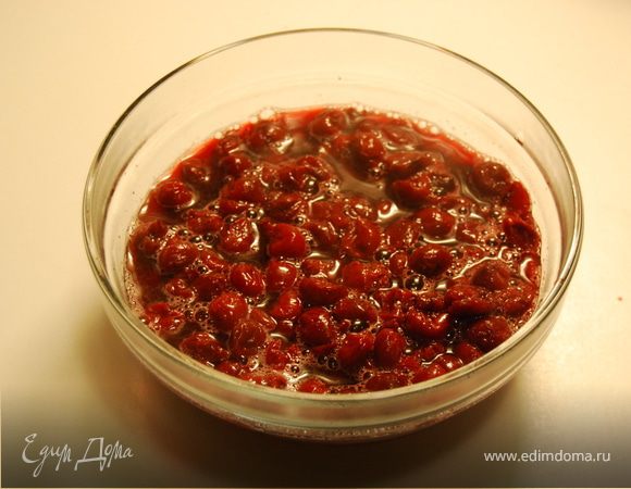 В это время занимаемся начинкой. Замороженные вишенки кладем в кастрюлю (можно не размораживать), добавляем сахар и ставим на небольшой огонь. Количество сахара можно менять в зависимости от кислоты вишни. Воду можно не добавлять, так как в процессе нагревания из ягод выделяется довольно много жидкости.
В отдельной чашке, в холодной воде (около 50 мл), замачиваем желатин на 10-15 минут.