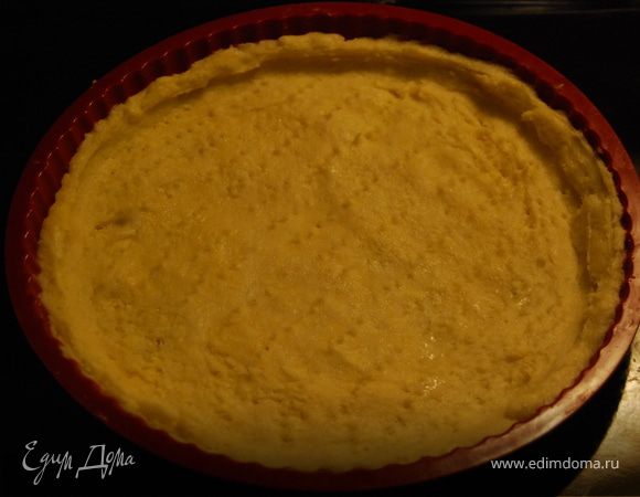 Тесто раскатать слоем примерно в 0,5-1 см и равномерно распределить по форме для выпечки. Сделать несколько проколов вилкой.
Выпекать в разогретой духовке в течение 15-20 минут при температуре 180 градусов до золотистого цвета.
На готовую выпеченную основу нужно выложить вишни (без жидкости) и поставить наш «полуфабрикат» в холодильник.
Отдельно охладить оставшийся от вишен сок.