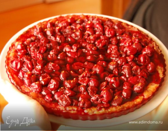 Когда вишневый сок начнет немного застывать, но будет еще жидким, его надо вылить на основу пирога и сразу же поставить на холод.
Важно! Не выливать на пирог слишком теплый сок, чтобы он не пропитывал основу.
Когда желе застынет, пирог готов.