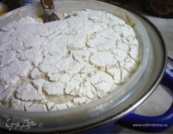 В теплой воде растворить соль и сахар. Муку просеять, смешать с сухими дрожжами, добавить воду, замесить тесто, вымешивая не менее 5 минут. Оставить на 30 минут - 1 час в теплом месте (до увеличения в объеме в 2-3 раза). Если температура дома ниже 24*С, миску с тестом поставить в большую кастрюлю с теплой водой (не выше 40*С).