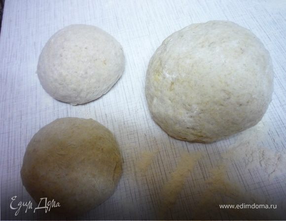 Стол и руки присыпать мукой, выложить тесто на стол и тщательно вымесить до эластичного, отстающего от рук и стола тесто, по необходимости добавляя муку.
Когда тесто готово, разрезать его на 4 части и оставить на столе на 30 минут, присыпав мукой и накрыв салфеткой.