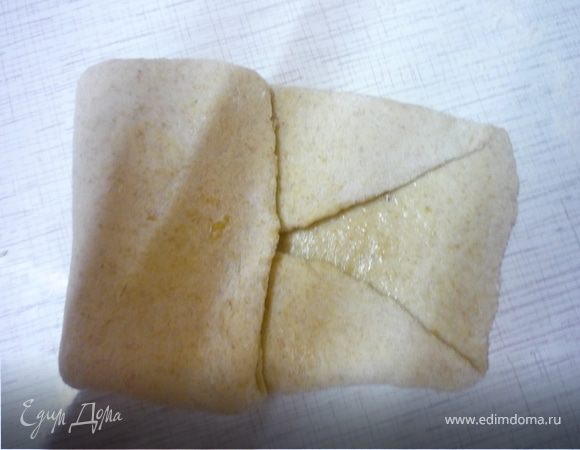 Сворачиваем левый и правый края к центру.