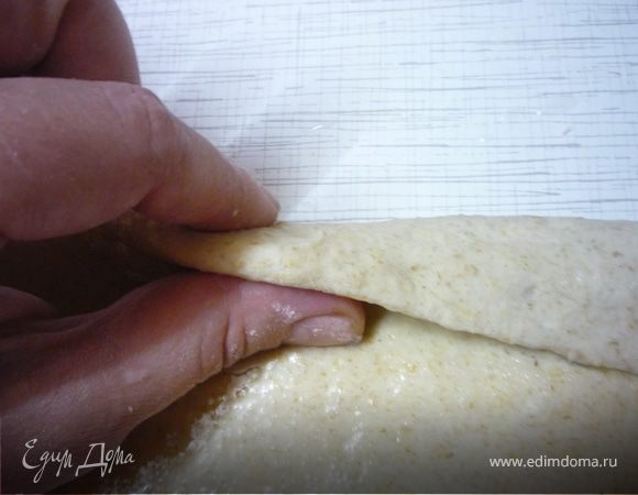 Получившийся маленький прямоугольник поворачиваем швом вниз и раскатываем в прямоугольгик 10*25 см и смазываем растительным маслом.