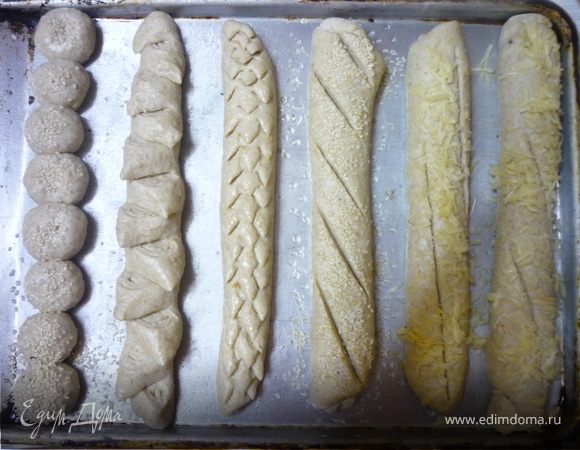 Получившийся прямоугольник сворачиваем рулетом, накручивая каждый оборот на большой палец. Швом вниз выкладываем на лист смазанный растительным маслом.