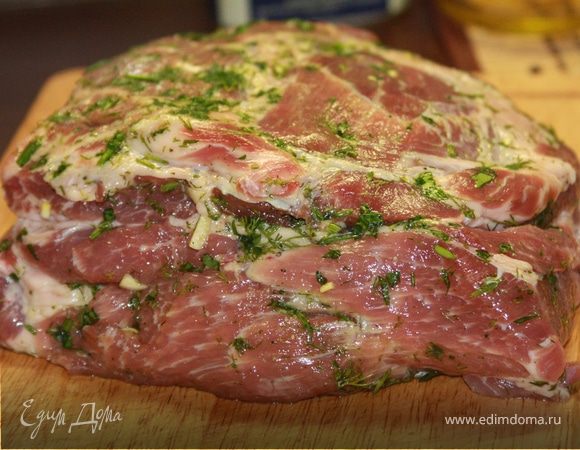 В мясе сделаем глубокие надрезы ( ширина где-то - см). «заполним» надрезы  смесью чеснока и зелени. Мясо хорошо поперчим