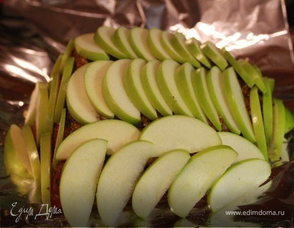 Подготовим яблоки. Нарежем полу- дольками толщиной 5-7 мм. Уложим яблоки ровным слоем на буженину. Я сделала рядами.