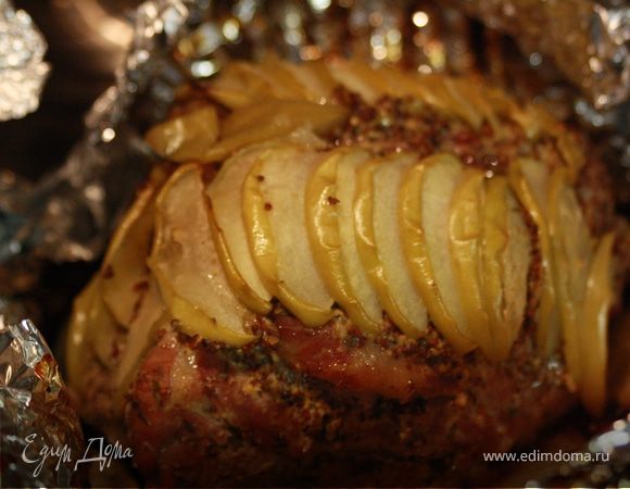 Закрываем плотно фольгой ( чтобы не выходил сок) и ставим в духовой шкаф на 2 часа (200 град). Затем  приоткрываем фольгу и ставим еще на 30 мину.
