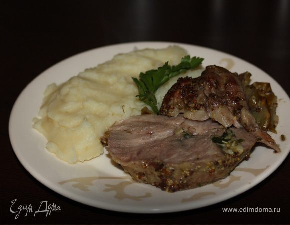 Буженина в яблочной шапочке готова! Подавать можно с любым гарниром, я сделала сливочное пюре и конечно бокал хорошего красного вина! Бон Аппети!!!