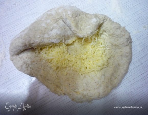 Готовим тесто, как описано в рецепте классического французского багета http://www.edimdoma.ru/recipes/14803  Если любите белый хлеб, то используйте только пшеничную муку, у нас дома предпочитают комбинированный вариант, указанный в этом рецепте. Полученное тесто делим на 4 части и оставляем отдыхать на 30 минут. В 1/4 теста можно добавить крупно натертый сыр  вымесив тесто, это усилит сырный вкус.