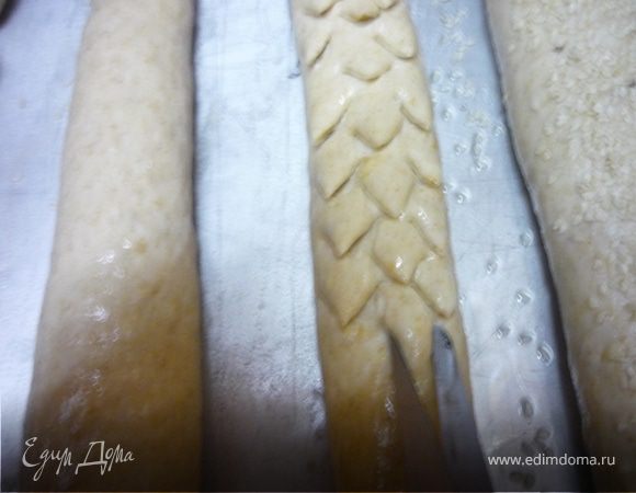 Багет "Колючки" я готовлю с семенами кунжута. Делаю мелкие надрезы на 1/4 глубины багета в шахматном порядке на расстоянии 1 см. Посыпаю или отрубями или кунжутом.