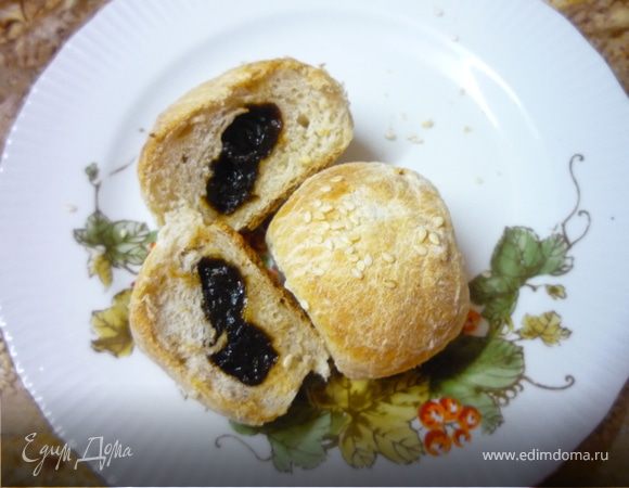 Шарики выложить на противень близко друг к другу в цепочку. Смазываем водой и посыпаем кунжутом или маком.
