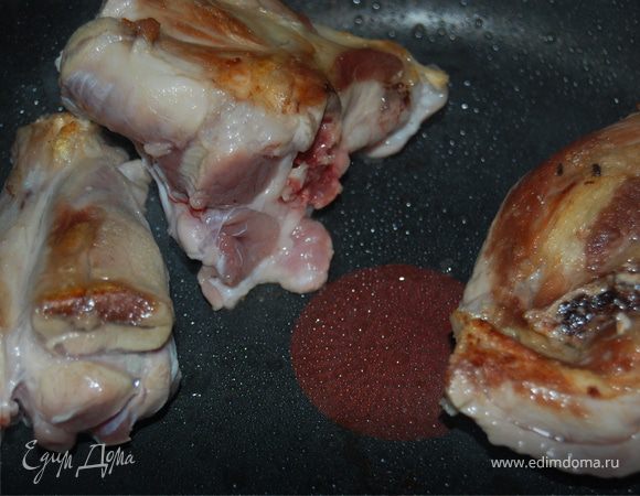 Обжариваем слегка мясо на сковородке, добавляем к нему натертую на крупной терке морковь и порезанный лук.