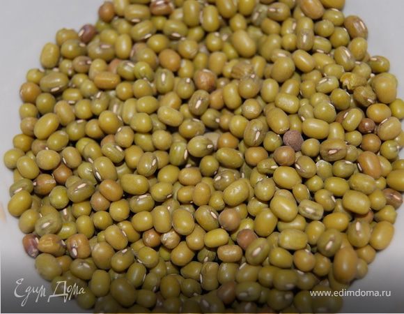 В кастрюлю с холодной водой кладем сначала мясо, доводим до кипения, снимаем пену, кладем пассированные овощи, специи, мелконарезанный картофель и маш и варим минут 45 до полуготовности.