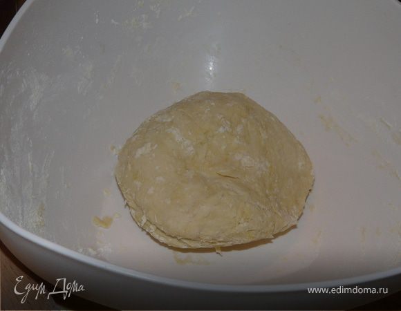 Замесить тесто, по чуть-чуть добавляя молоко. 
Оставить его на 10 минут постоять. Т.к. оно довольно быстро сохнет, накрыть влажным полотенцем.