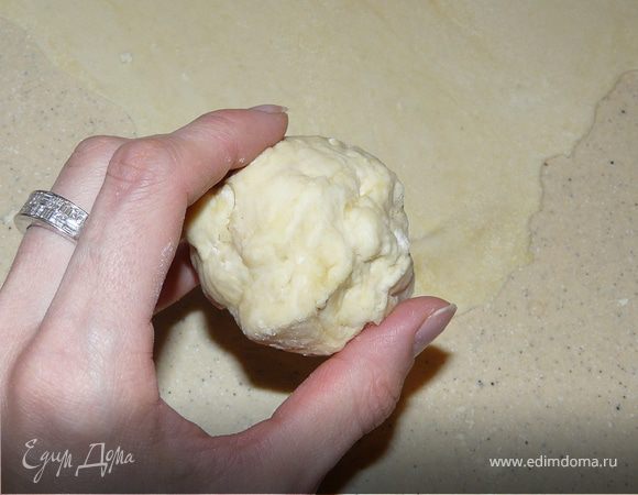 Разделить его на 8 частей. Каждый шарик как можно тоньше раскатывать (для раскатки использовала кукурузную муку).