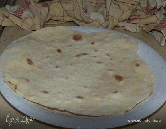 Класть на сухую сковородку и примерно по 30 секунд с каждой стороны подержать.