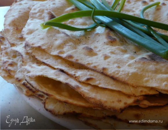 Складывать на тарелку и накрывать полотенцем с фольгой. Если все-же остынут, при подаче разогреть (их легче свернуть в теплом виде).
Начинка любая на вкус (можно острый омлет, фасоль с фаршем....) или без нее с супом.