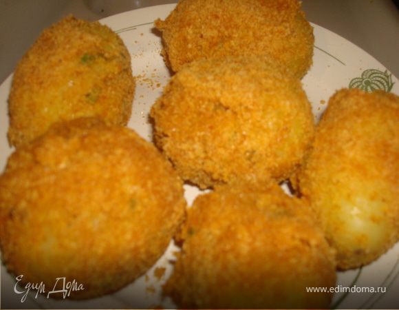 Разрезаем наполопам  
и аккуратно, что бы не порвать картошину вынимаем мякоть - освобождая место для нашей начинки. (картофель можно немного отварить - но не до готовности)
готовим начинку: 
Нарезаем мееееелкими кубиками ветчину, обжариваем ее на сливочном масле вместе с мелко нашинкованым лучком, рубим мелко зелень, добавляем в ветчину с сыром, туда же немного сердцевинки от нашего картофеля, и много много сыра тертого на мелкой терке. 
Этой массой фаршируем картошечку. Скрепляем половинки - придавая целый вид нашим картошинам. Обваливаем в муке, после в яйце взбитом, и в панировочных сухариках. Я брала сухарики со специями - это придало остроту картошечке.... 
Обжариваем во фритюре. (я просто налила в сковороду немного больше масла, чем обычно.) 
Подаем. Вкусно горячими.. 
Остатками начинки можно намудрить салатик - порезав капусточку, зеленый лучок, и смешав это дело с майонезом. Bon appetit))))
_________________