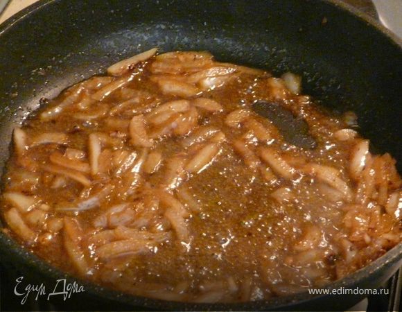 Сначала обжарить курицу (обваляв в муке и посолив, поперчив) на оливковом до готовности. Вынуть ее. На этой сковородке подрумянить лук пару минут, долить вино и выпарить. 