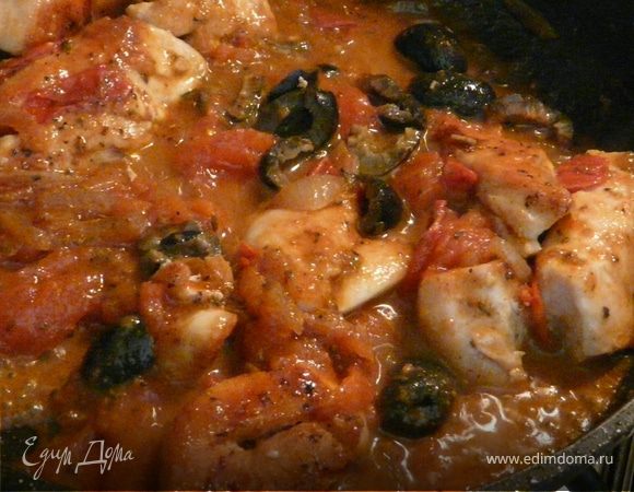 Теперь добавить нарезаные помидоры и дождаться консистенции соуса. Приправить.
Положить обратно курицу, оливки и травки (петрушку с чесноком порубить), лимонный сок и подержать 2 минуты.