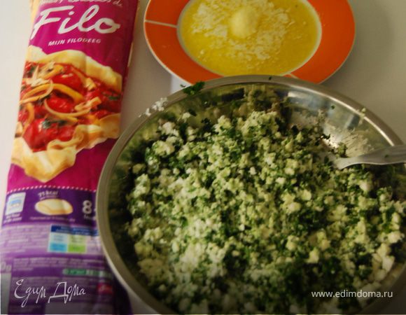 Смешать сыр фета с мелко порубленной петрушкой
Тесто фило разрезать на полоски шириной по 4-5см
Растопить масло растопить для смазывания им теста