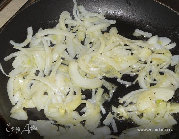 Подрумянить лук на сливочном масле. Потом влить молоко и несколько минут тушить на небольшом огне.