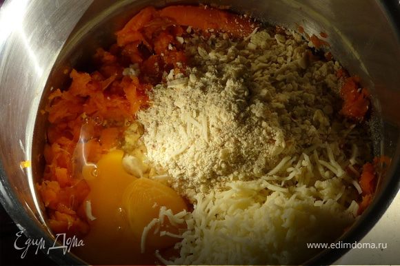 Морковку, яйца, сухари, сыр, перец смешать. Туда же добавить лук. Разогреть духовку 160 С, смазать форму, выложить в нее морковную смесь, присыпать немного сыром. Печь минут 20.