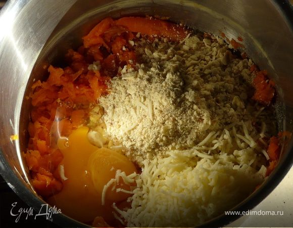 Морковку, яйца, сухари, сыр, перец смешать. Туда же добавить лук.
Разогреть духовку 160 С, смазать форму, выложить в нее морковную смесь, присыпать немного сыром.
Печь минут 20.