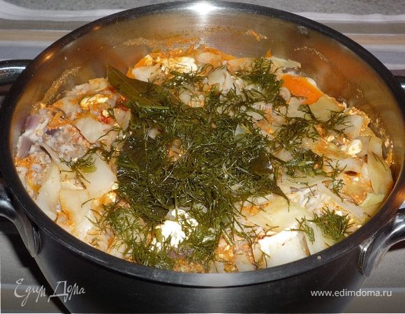 Доводим до кипения. Накрываем крышкой, уменьшаем огонь и тушим 25 минут. После приготовления даем настояться 15 минут. Подавать голубцы со сметаной.
Приятного аппетита!