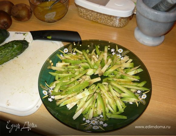 Порезать авокадо соломкой, выложить на блюдо, полить заправкой.