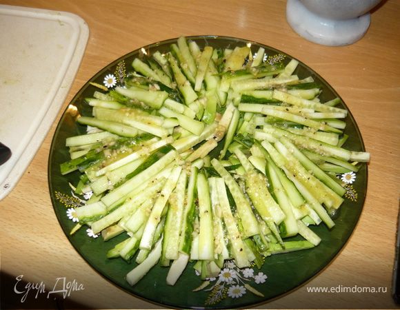 Порезать соломкой огурец, выложить поверх авокадо, полить заправкой