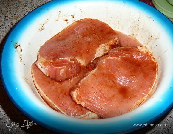 Сделаем маринад из соевого соуса и приправ. Замаринуем свинку и оставим на 20 минут.
