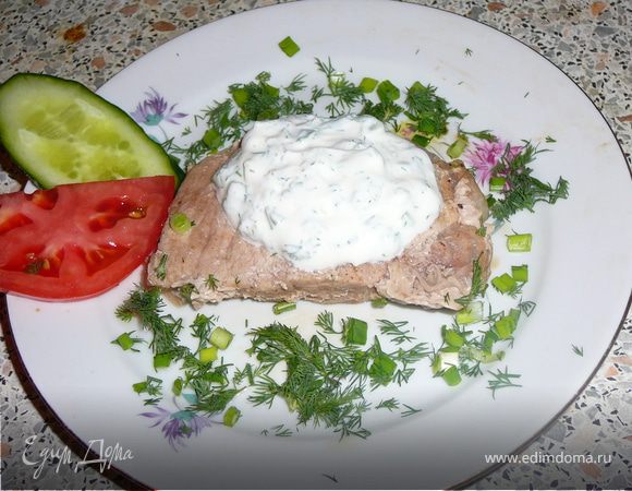 Приготовим соус из приведенных продуктов и щедро польем сверху на свинину. Подавать с зеленью и овощами.Приятного аппетита!