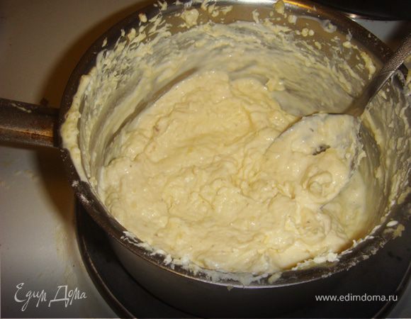 Сливки подогреть, всыпать в горячие сливки обжаренную муку,размешать, довести до кипения. Снять с огня.