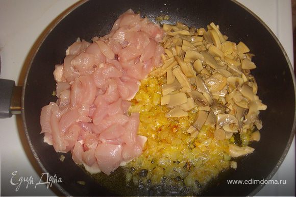 Затем добавить куриное мясо и шампиньоны в сковородку к луку, посолить, приперчить, перемешать.
