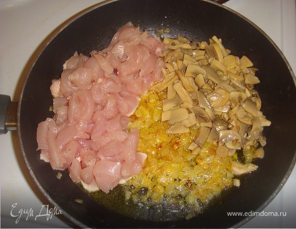 Затем добавить куриное мясо и шампиньоны в сковородку к луку, посолить, приперчить, перемешать.