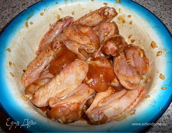 Маринуем из вышеперечисленных продуктов крылья минут на 10. 
