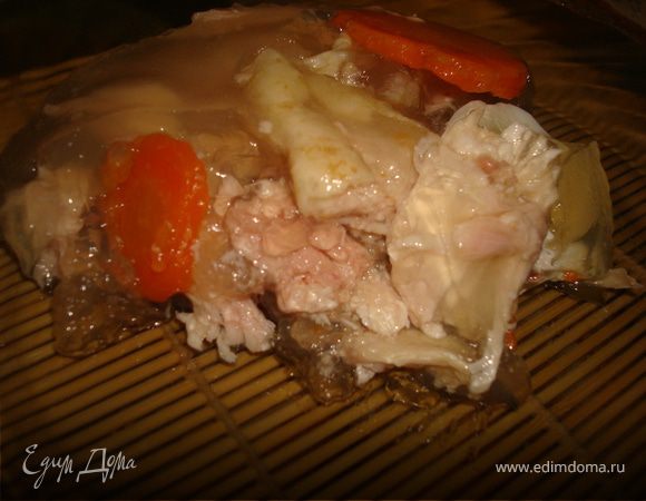 замачиваем нашу ногу на ночь желательно в воде... после того как нога отстоится хорошенечко пошкрябаем ее ножом, что б была она чистенькая, светленькая.И ставим ее вариться... на.......6 часов минимум. как начнет закипать-снимаем шум, что б бульон был светлый, прозрачный. Поэтому далеко не отходим, и бдим нашу кастрюлю.
пока томиться нога- можем заняться своими делами, а спустя 5*6 часов в бульон доливаем воды, и закладываем курочку, воды- на глаз, но что б покрыла тушку.
и оставляем томиться еще с часика полтора- не забыв довести до кипения, и снять шум.
ну а минут за сорок до того, как свариться наша курочка добавим очищенную морковочку целиком и очищенную головку лука.А если хотим красивый золотой цвет - то хорошо промытую, но не чищенную головку лука.и специи - пару горошин белого перчика, душистого, и черного. пару листков лаврушки.
Солим.
как курочка дойдет- снимем с огня, и даем хорошо остыть. Достаем мяско, лук выбрасываем, морковочку-по вкусу, можно порезав добавить в формы, а можно и выкинуть-все самое вкусное она нам уже отдала....
дальше процеживаем бульон, и занимаемся мяском- оно хорошо отходит от костей. раскладываем все в лоточки(с крышечками, что б холодное не впитало в себя запахи, которые витают в холодильнике), добавляем по вкусу - нарезанную морковку, и нарезанный чеснок, и заливаем бульоном. Ставим в холодное место- это или балкон, если достаточно холодно, или холодильник, и ждем...
когда застынет - наслаждаемся вкусом!!!!!! приятного!!!!!;)