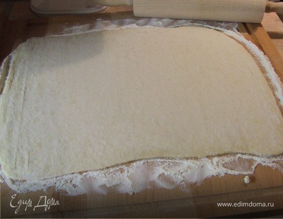 Раскатываем тесто примерно толщиной 0,5 см
