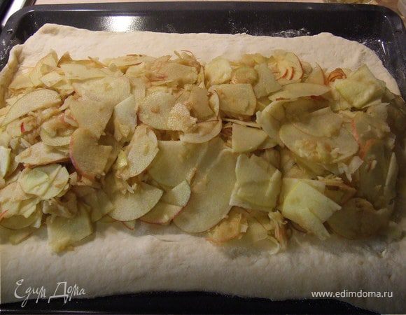 Яблоки нарезаем тонкими ломтиками и укладываем посередине раскатанного теста