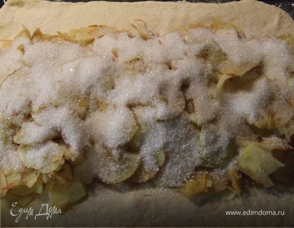 Яблоки посыпаем сахаром и корицей (можно только сахаром)