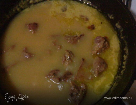 нарезаем и моем мясо. Разогреваем в казане масло. Обжариваем говядину слегка. Доливаем литр готового бульона (или разводим порошковый). Тушим мясо около часа