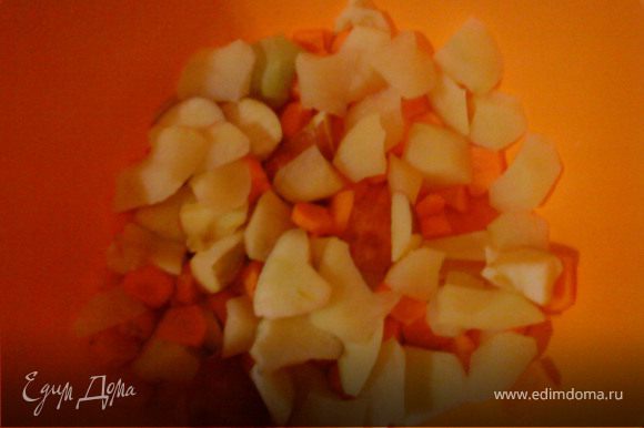 Чистим и нарезаем морковку, картошку яблоки.